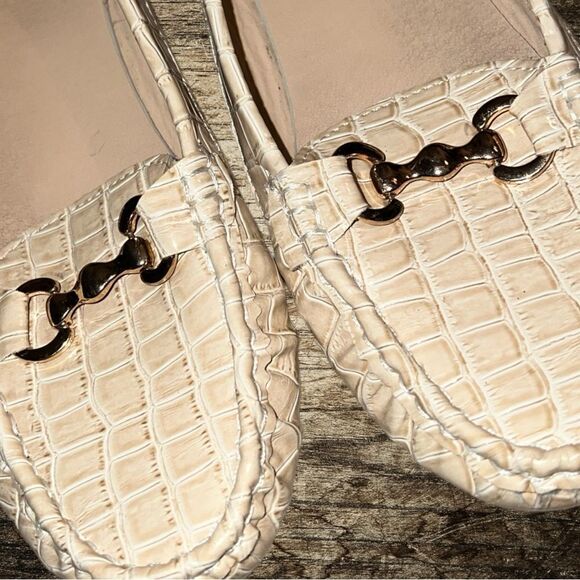 Truffles cream colored faux croc style slip on loafers! Ntn - Picture 7 of 10